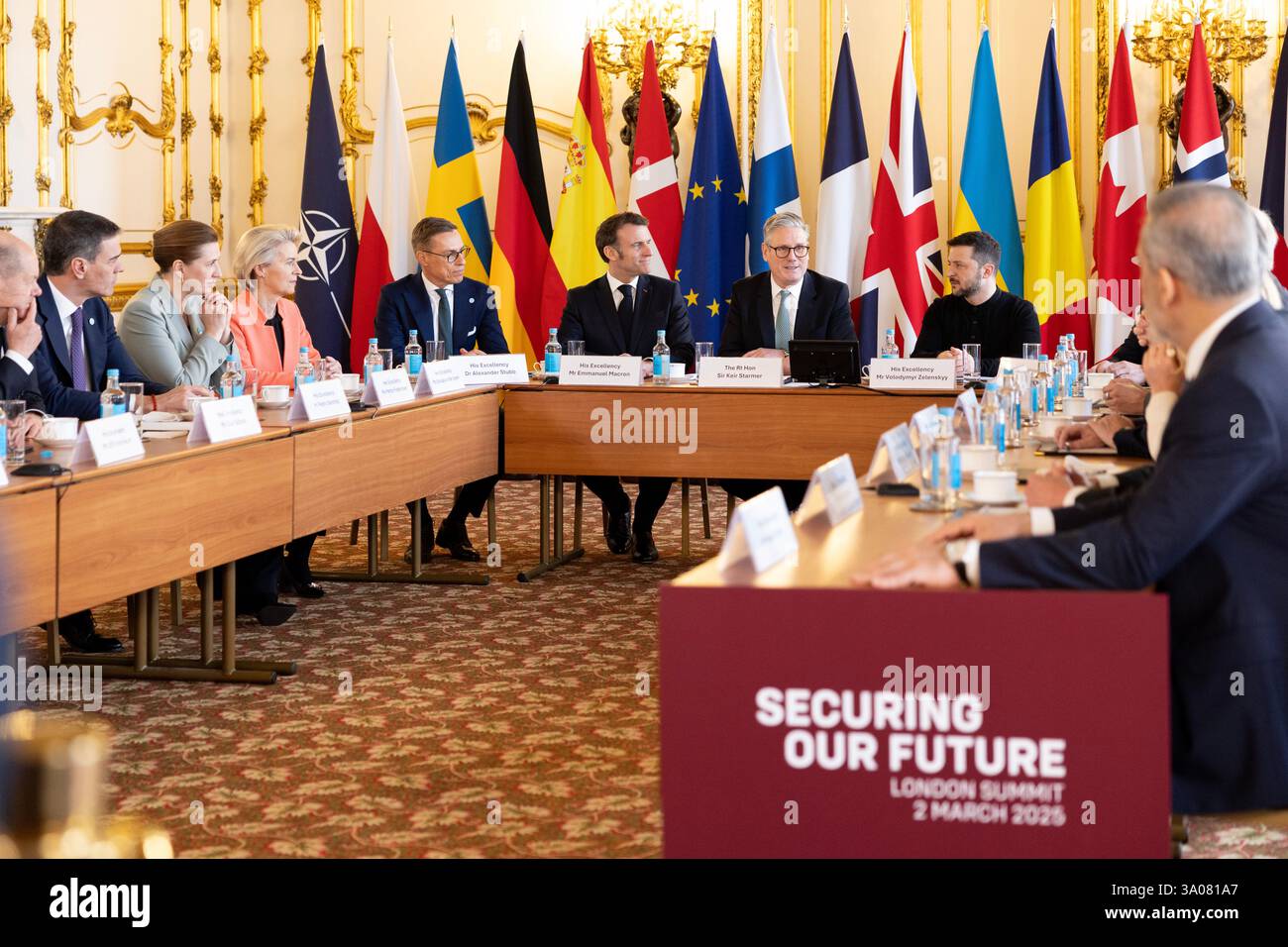 (250303) -- LONDON, 3. März 2025 (Xinhua) -- dieses Foto zeigt eine Szene während eines Verteidigungsgipfels in London, Großbritannien, 2. März 2025. Westliche Führer, darunter mehr als ein Dutzend europäische Staatsoberhäupter und kanadischer Premierminister Justin Trudeau, versammelten sich am Sonntag in London zum Verteidigungsgipfel, um nach einer Woche intensiver diplomatischer Gespräche einen Friedensplan für die Ukraine voranzubringen. Nach dem Sonntagsgipfel sagte der britische Premierminister Keir Starmer, dass sich die Staats- und Regierungschefs auf einen vier-Stufen-Plan zur Friedenssicherung in der Ukraine geeinigt hätten und dass Großbritannien der Ukraine erlauben werde, 1,6 Milliarden pou zu verwenden Stockfoto