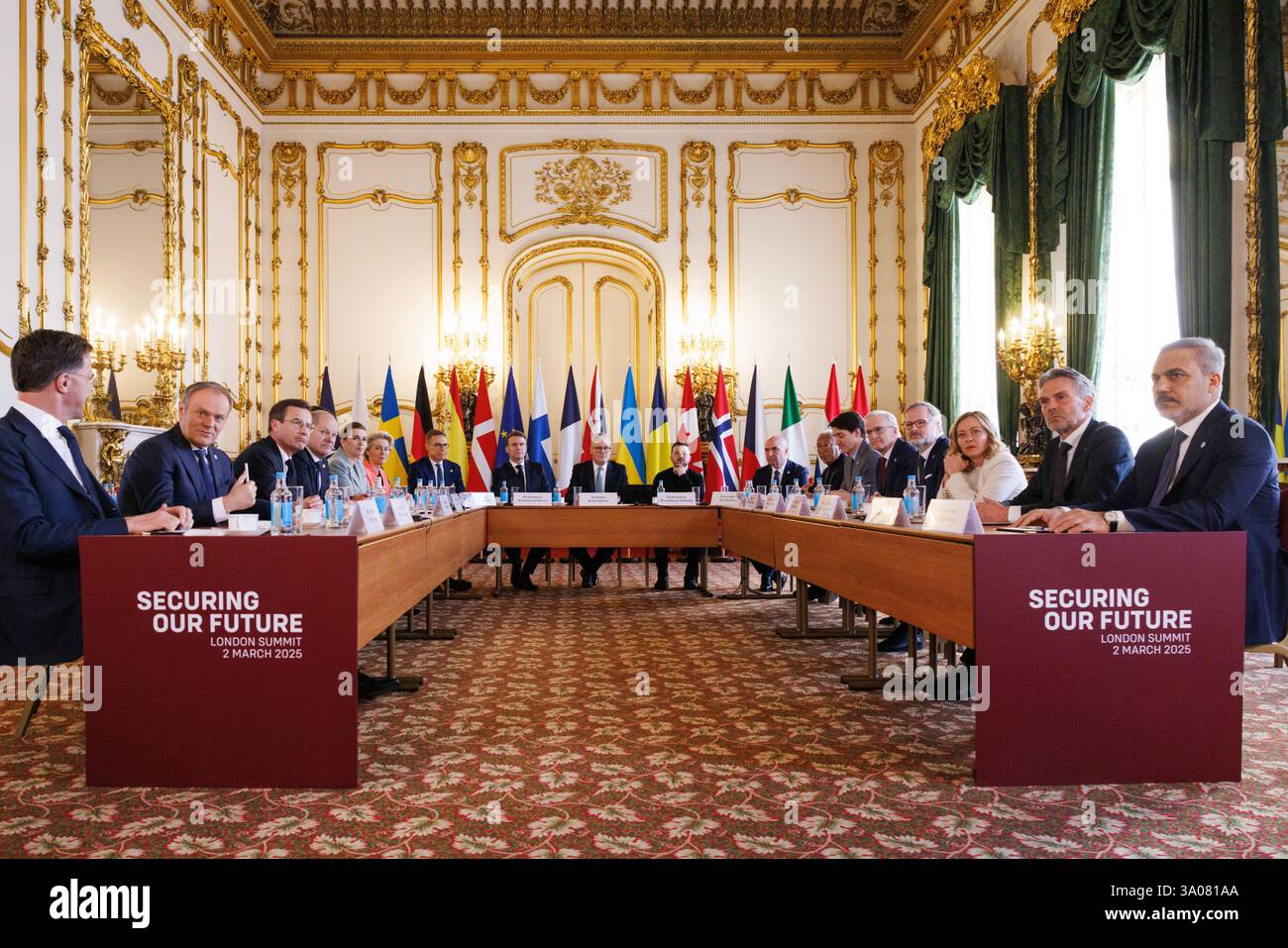 (250303) -- LONDON, 3. März 2025 (Xinhua) -- dieses Foto zeigt eine Szene während eines Verteidigungsgipfels in London, Großbritannien, 2. März 2025. Westliche Führer, darunter mehr als ein Dutzend europäische Staatsoberhäupter und kanadischer Premierminister Justin Trudeau, versammelten sich am Sonntag in London zum Verteidigungsgipfel, um nach einer Woche intensiver diplomatischer Gespräche einen Friedensplan für die Ukraine voranzubringen. Nach dem Sonntagsgipfel sagte der britische Premierminister Keir Starmer, dass sich die Staats- und Regierungschefs auf einen vier-Stufen-Plan zur Friedenssicherung in der Ukraine geeinigt hätten und dass Großbritannien der Ukraine erlauben werde, 1,6 Milliarden pou zu verwenden Stockfoto