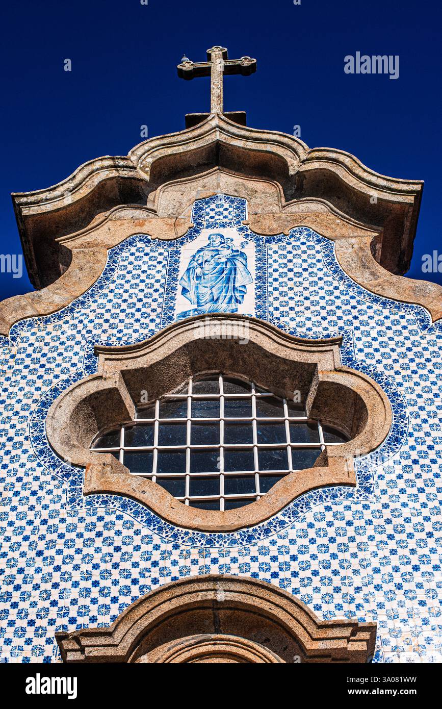 Verzierte Steinmetze und blaue Fliesen auf der Igreja de Santo António da Torre Velha - Ponte de Lima, Portugal Stockfoto