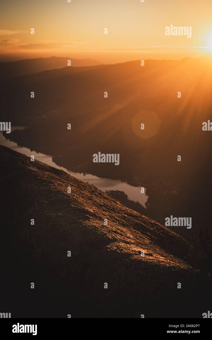 Sonnenuntergang über dem Fluss Cávado, von Miradouro da Pedra Bela aus gesehen - Peneda-Gerês Nationalpark, Portugal Stockfoto