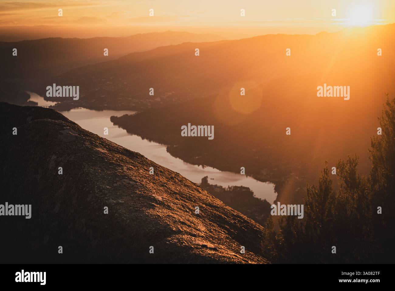 Goldenes Licht über dem Fluss Cávado vom Miradouro da Pedra Bela - Peneda-Gerês Nationalpark, Portugal Stockfoto