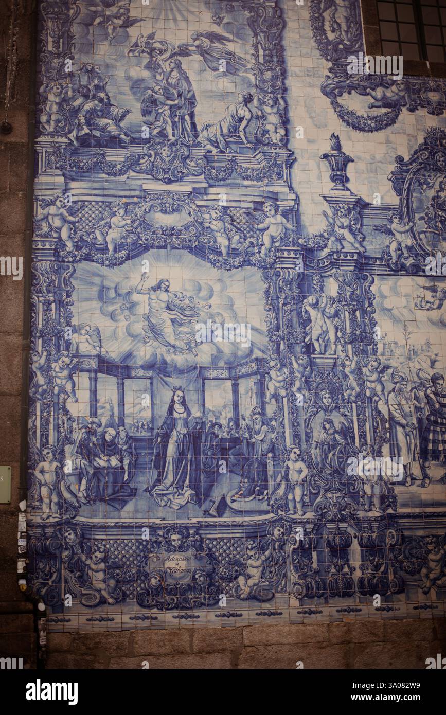 Blau-weiße Azulejo-Kunst an der Fassade von Capela das Almas - Porto, Portugal Stockfoto