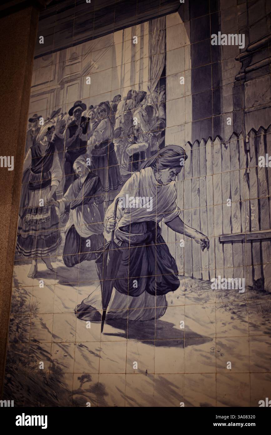 Azulejo-Fototapete im Bahnhof São Bento - Porto, Portugal Stockfoto