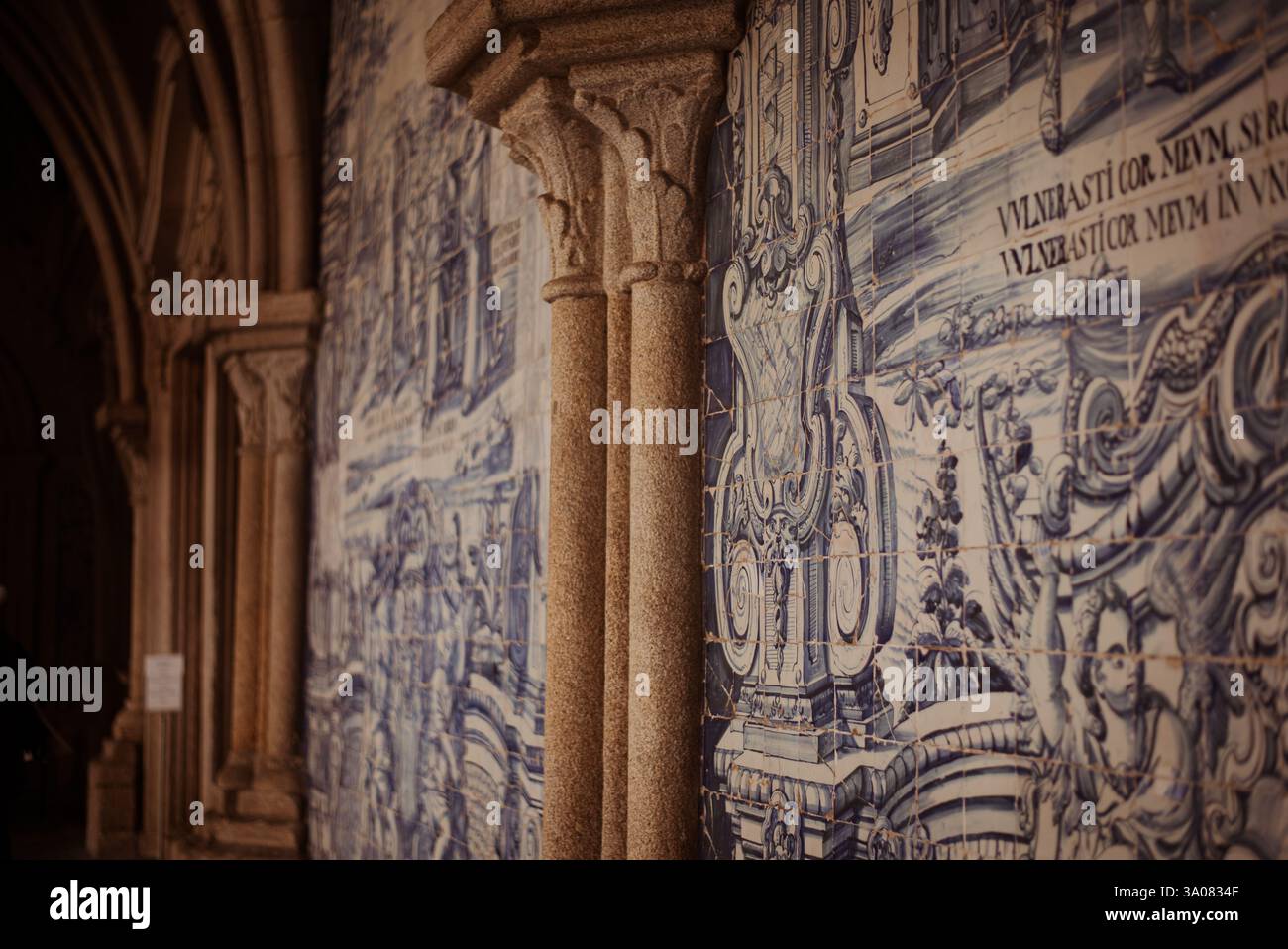 Azulejo-Mauer und Steinsäulen im Kloster der Kathedrale von Porto - Portugal Stockfoto