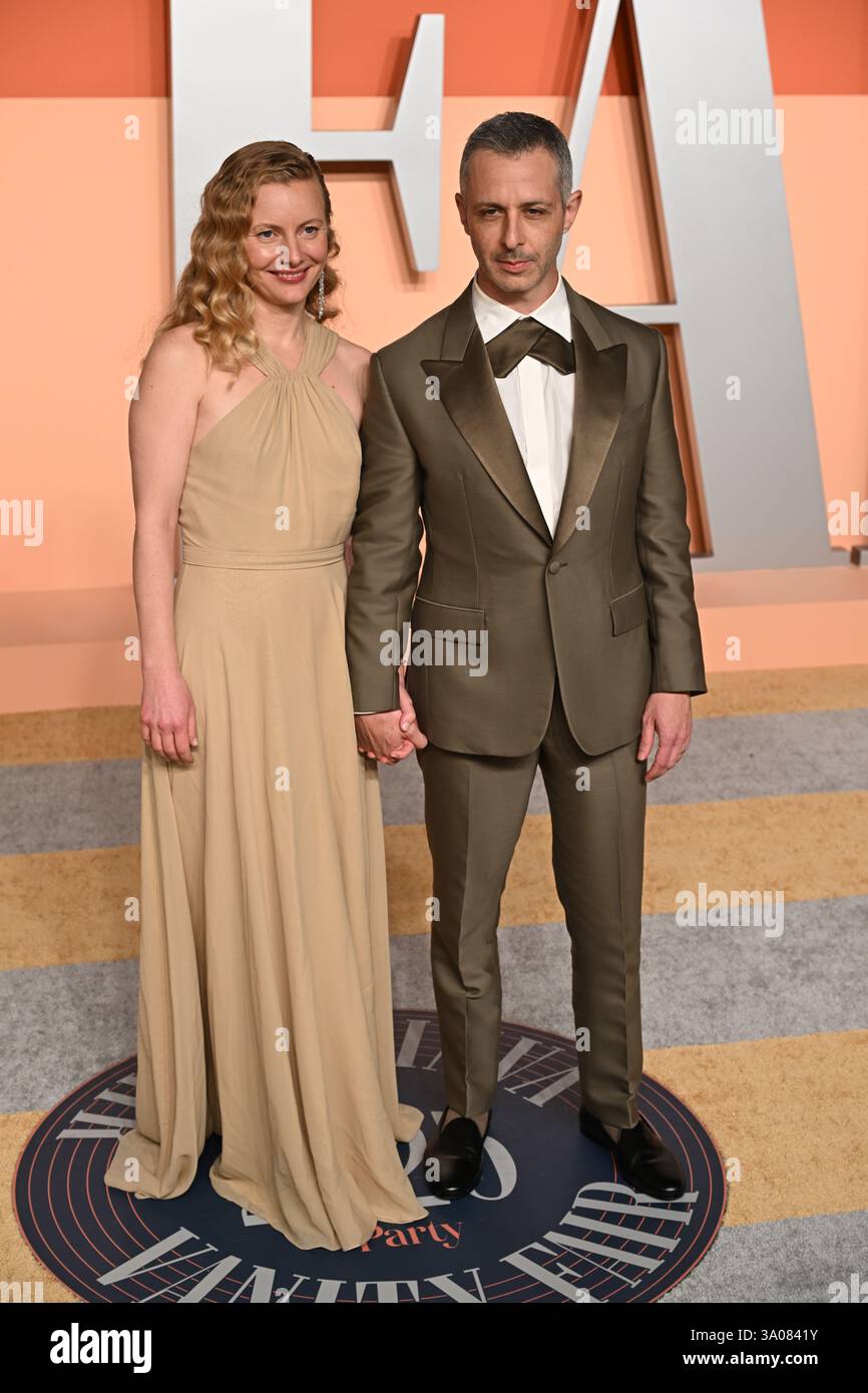 Emma Wall und Jeremy Strong nahmen an der Vanity Fair Oscar Party im Wallis Annenberg Center for the Performing Arts in Beverly Hills, Los Angeles, Kalifornien, USA Teil. Bilddatum: Sonntag, 2. März 2025. Stockfoto