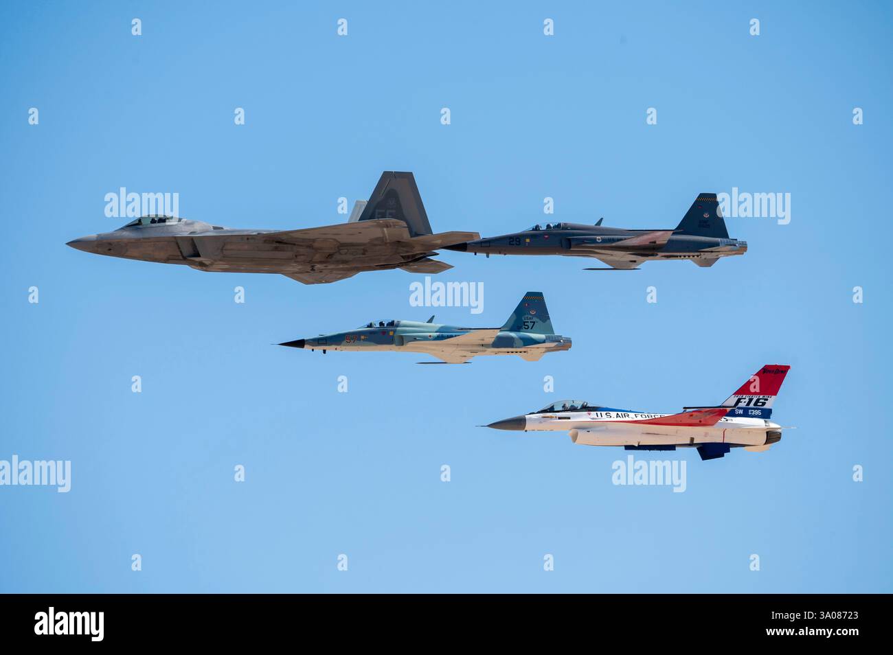 Ein F-22 Raptor-Flugzeug der U.S. Air Force, Northrop F-5, F-16 Fighting Falcon, fliegt am 1. März 2025 auf der Davis-Monthan Air Force Base in Arizona in Formation. Historische Flüge zeigten die Entwicklung der amerikanischen Luftkampfkapazitäten. (Foto der U.S. Air Force von Airman Samantha Melecio) Stockfoto