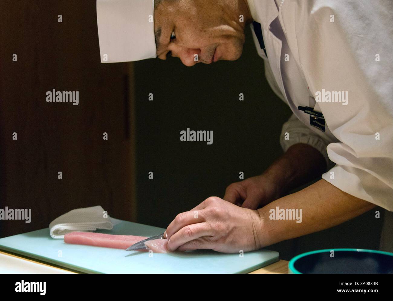 Der Küchenchef Hiroyuki Ogino schneidet im Restaurant Hassan im Bezirk Roppongi in Tokio, Japan, dünne Sashimi-Scheiben. ROB GILHOOLY FOTO Stockfoto