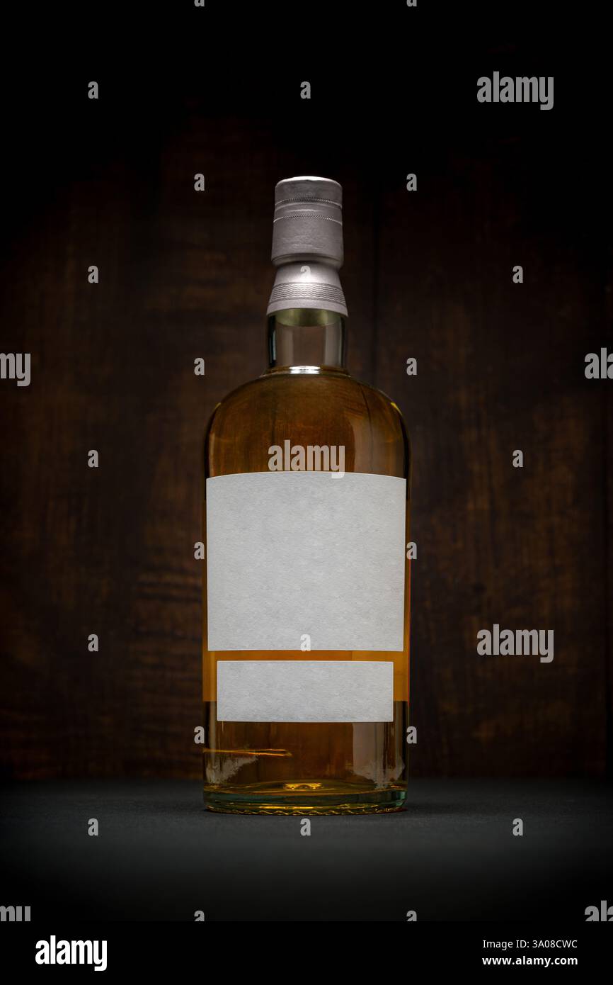 Flasche Single Malt Scotch Whisky mit leerem Etikett auf dunklem Hintergrund Stockfoto