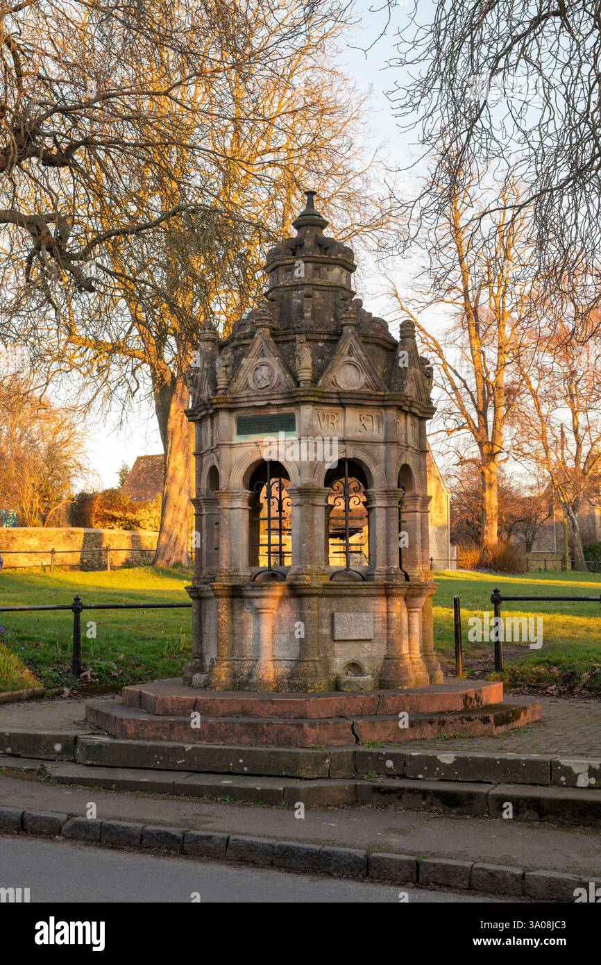 Wasserbrunnen in der goldenen Stunde. Charlbury, Oxfordshire, England Stockfoto