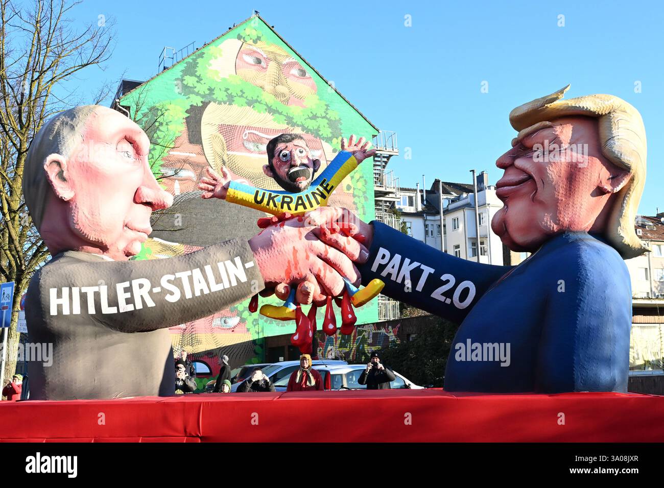 Köln, Deutschland. März 2025. Ein thematischer Wagen mit Trump-Putin-Motiv, der um die Ukraine kämpft, schließt sich der Prozession an. Der Rosenmontag ist das Highlight der rheinischen Karnevalszeit mit der traditionellen Parade durch Düsseldorf. Quelle: Federico Gambarini/dpa/Alamy Live News Stockfoto