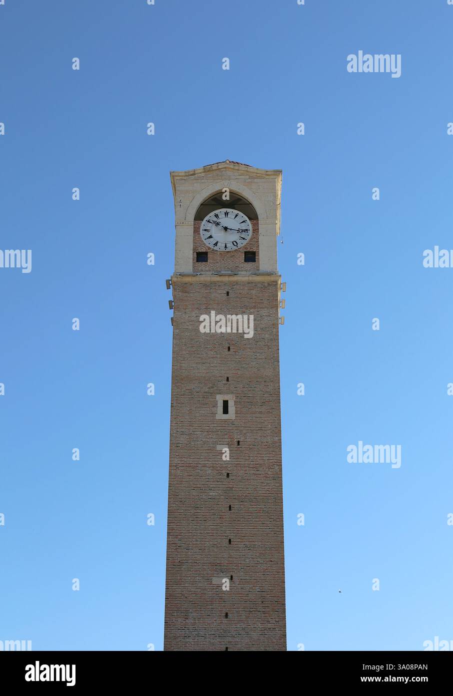 Buyuk Saat aka Grand Clock mit blauem Himmel Hintergrund in Adana, Türkei Stockfoto