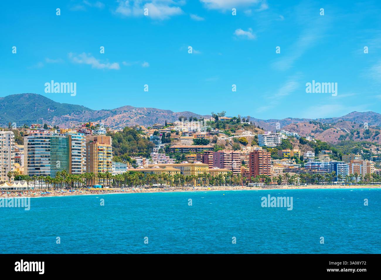 Blick auf die lange Küste von Malaga vom Meer aus. Andalusien, Spanien Stockfoto