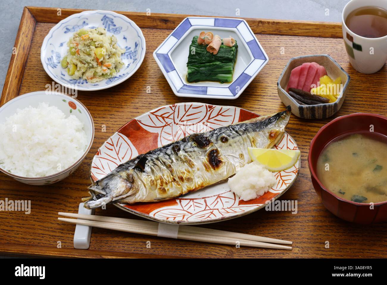 Japanisches gegrilltes Fischgericht, Suppe und drei Gerichte einschließlich getrockneter Makrele. Stockfoto