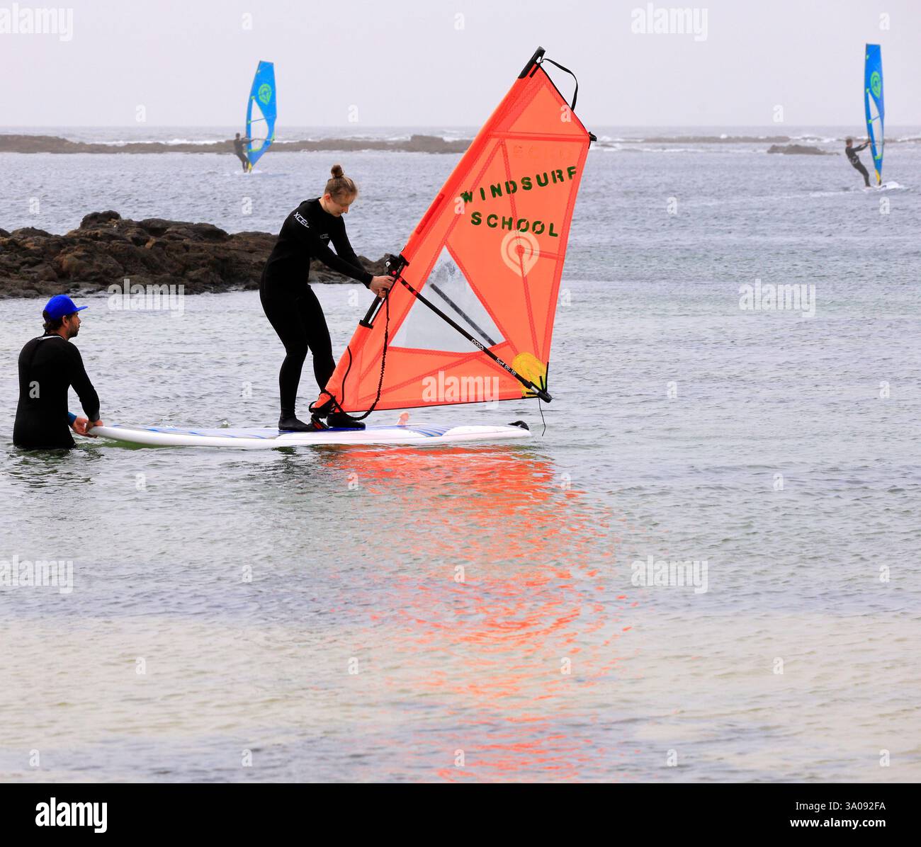 Eine junge Frau nimmt Windsurfunterricht in El Cotillo, Fuerteventura. Aufgenommen Im Dezember 2024. Winter Stockfoto
