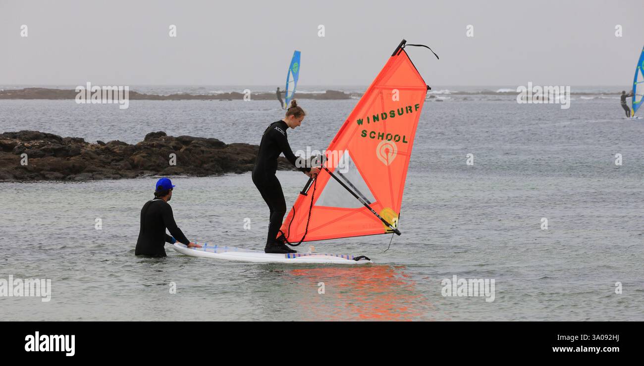 Eine junge Frau nimmt Windsurfunterricht in El Cotillo, Fuerteventura. Aufgenommen Im Dezember 2024. Winter Stockfoto