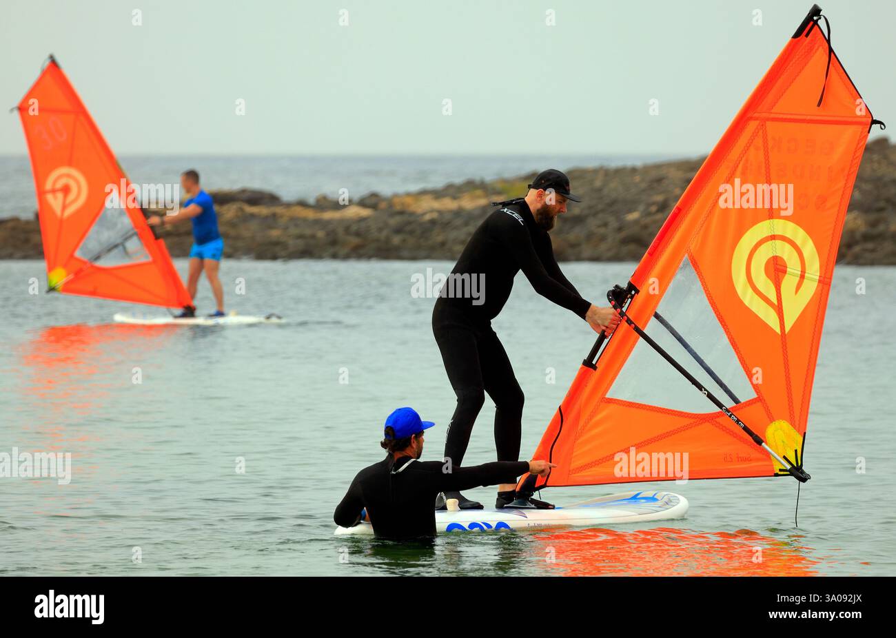 Windsurfunterricht in El Cotillo, Fuerteventura. Aufgenommen Im Dezember 2024. Winter Stockfoto
