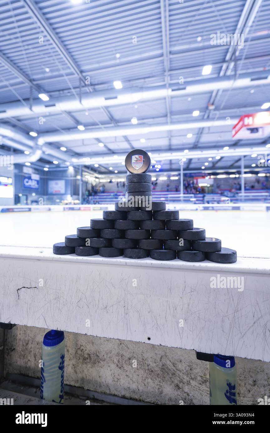 Pyramidenförmige, gestapelte Eishockeypucks in einer großen Eisbahn, Heilbronner Falken vs. Bietigheimer Steelers, Heilbronn, Deutschland, Europa Stockfoto