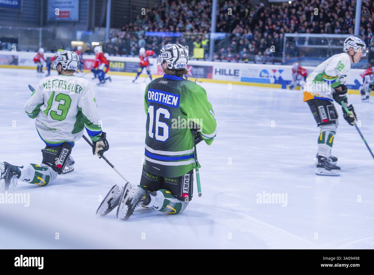 Zwei Eishockeyspieler in grünen Trikots knieten während eines Spiels vor Publikum auf dem Eis, Heilbronner Falken vs Bietigheimer Steelers, Heilbr Stockfoto