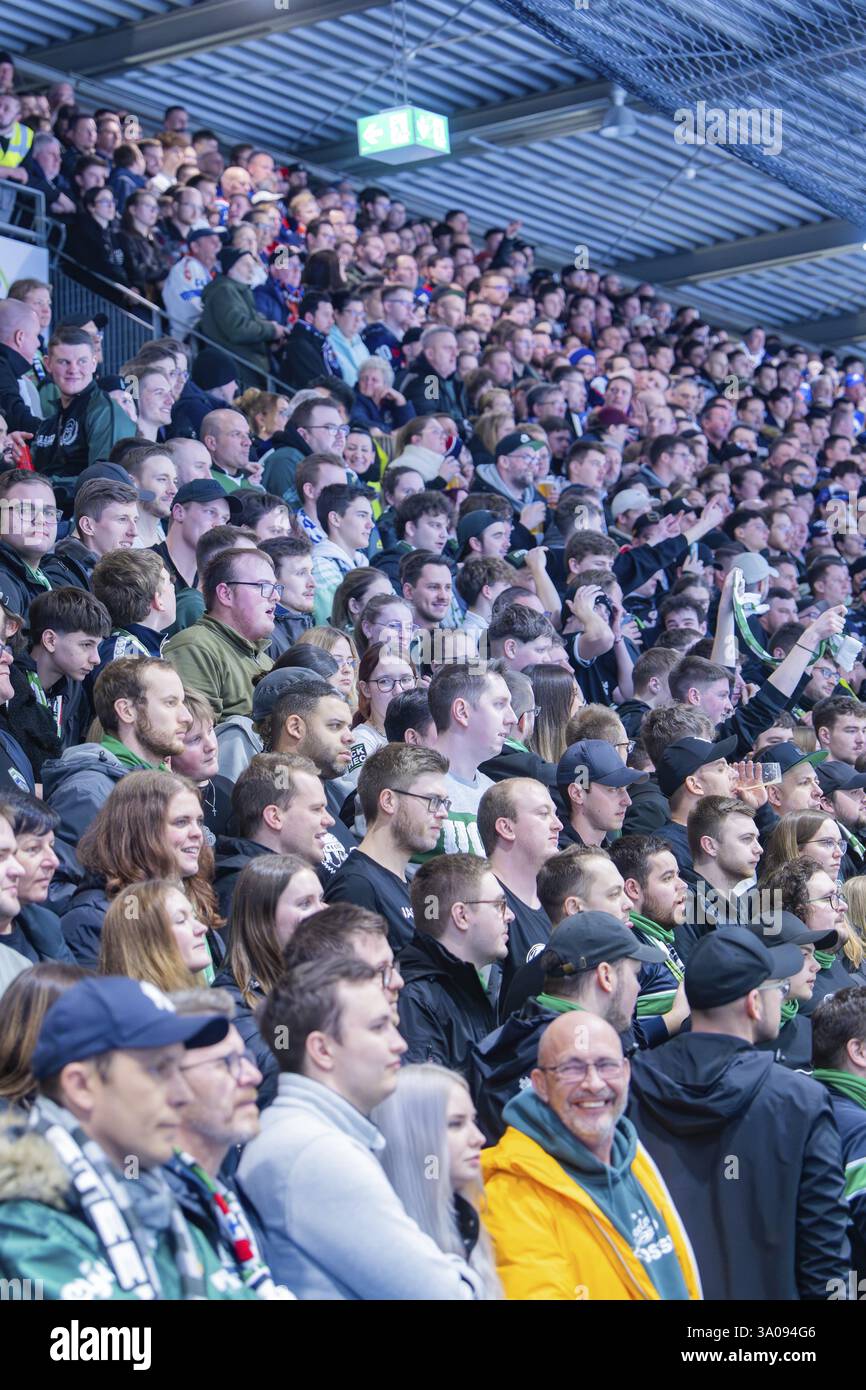 Fans auf den Ständen, die das Sportereignis genießen und miteinander interagieren, Heilbronner Falken vs. Bietigheimer Steelers, Heilbronn, Deutschland, Europ Stockfoto