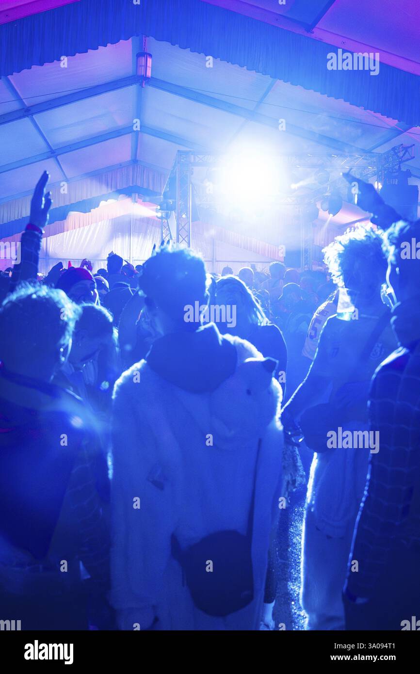 Tanzende Menschen auf einer stimmungsvollen Party mit Blaulichteffekten, Karneval, Schlagerkuchen Donzdorf, Stadtteil Goeppingen, Deutschland, Europa Stockfoto