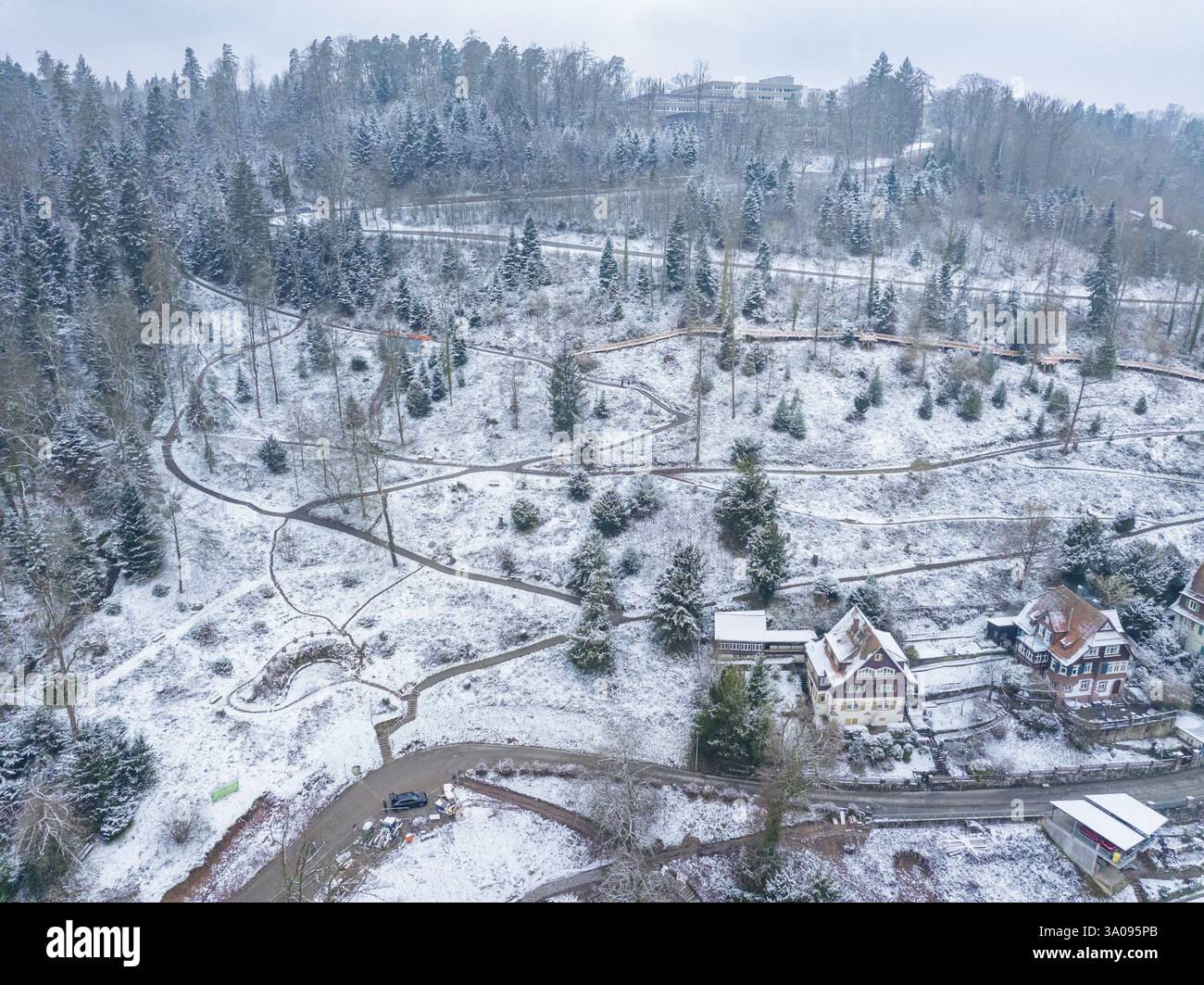Schneebedeckte Hügel mit Häusern und dichten Wäldern in ruhiger Nachbarschaft, neue Holzstege im Stadtgarten von Calw, Calw, Schwarzwald, Deutschland, EU Stockfoto