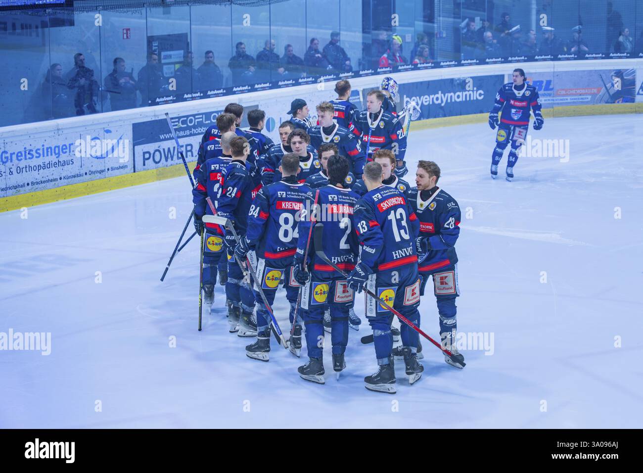 Eishockeymannschaft, die sich auf dem Spielfeld vorbereitet, Spieler in blauen Trikots, Heilbronner Falken gegen Bietigheimer Steelers, Heilbronn, Deutschland, Europa Stockfoto