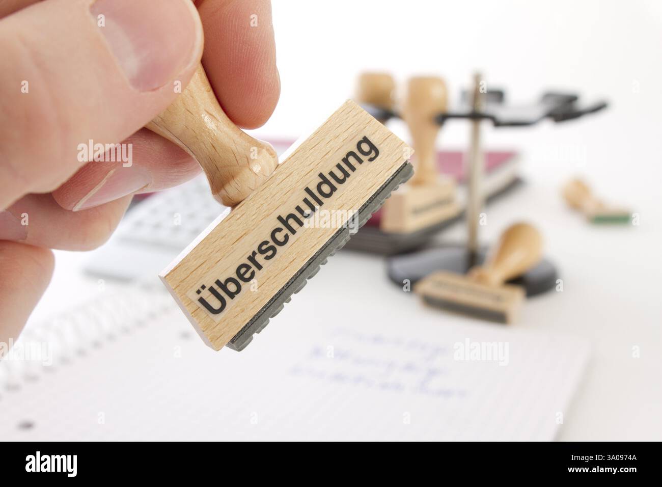 Stempel mit Überschuldung, Schulden, Finanzprobleme, Geldprobleme, Liquiditätsprobleme, Liquidität, Schuldner, Konkurs, Insolvenz, Konkurs Stockfoto