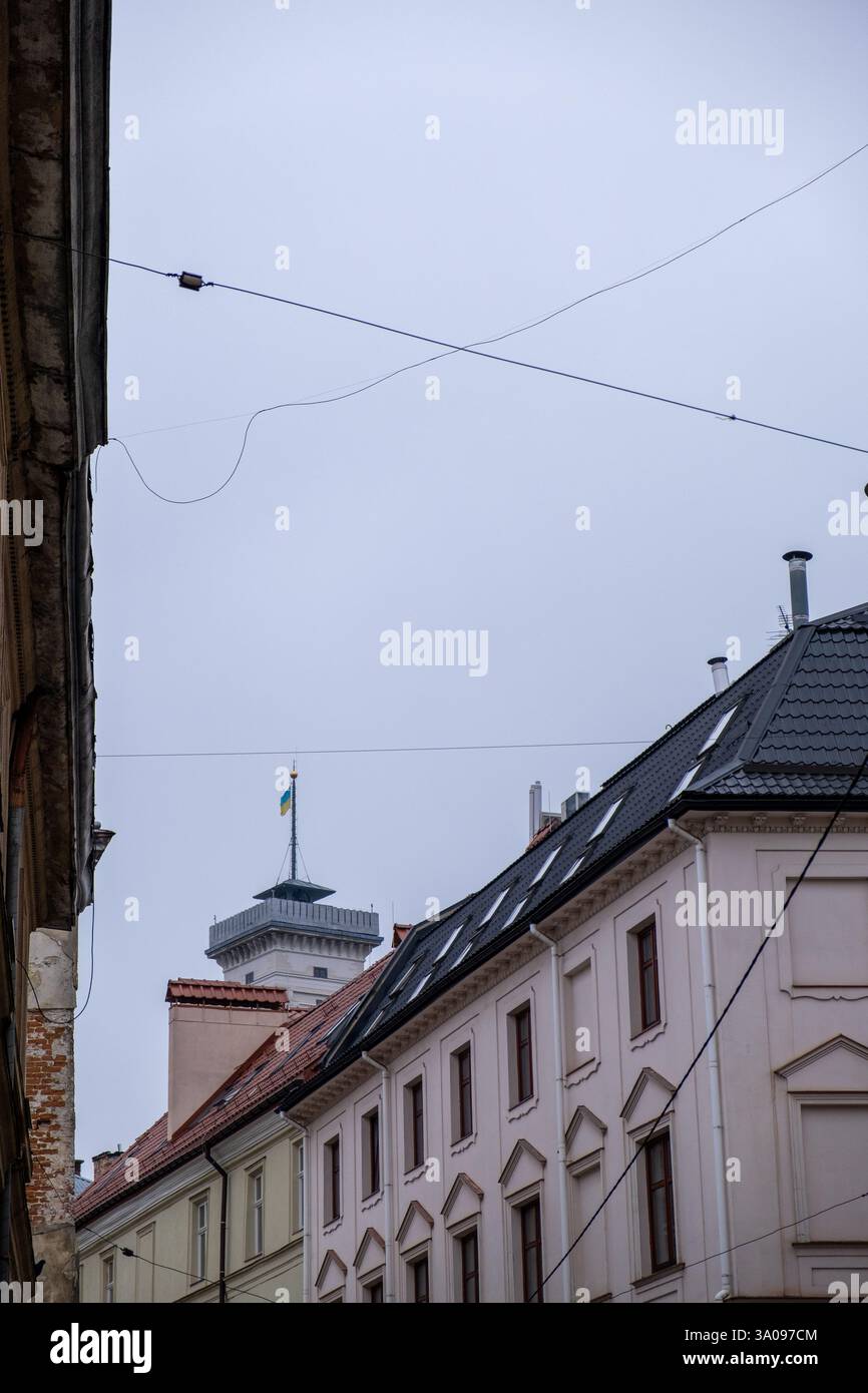 Historische Gebäude und moderner Turm im Stadtbild Stockfoto