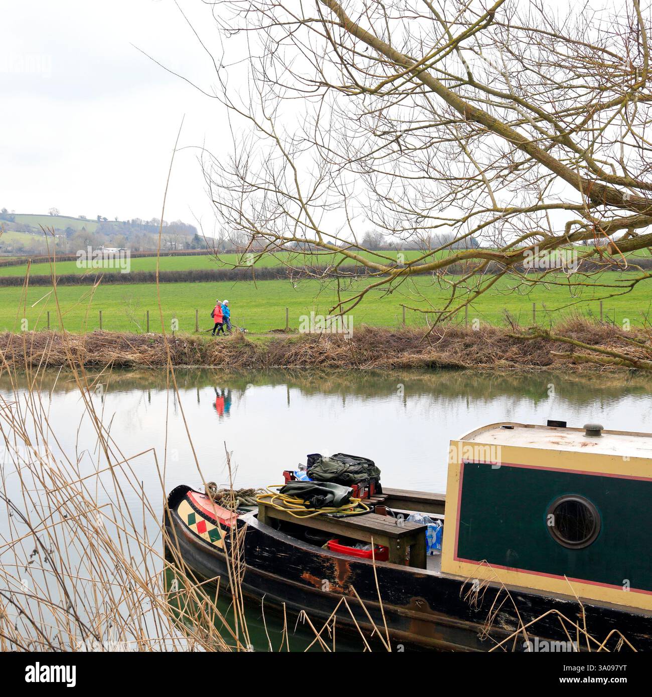 Zwei Frauen, die am Ufer des Flusses Avon im Dorf Saltford entlang des Schleppweges laufen. Vom Januar 2025. Winter. Stockfoto