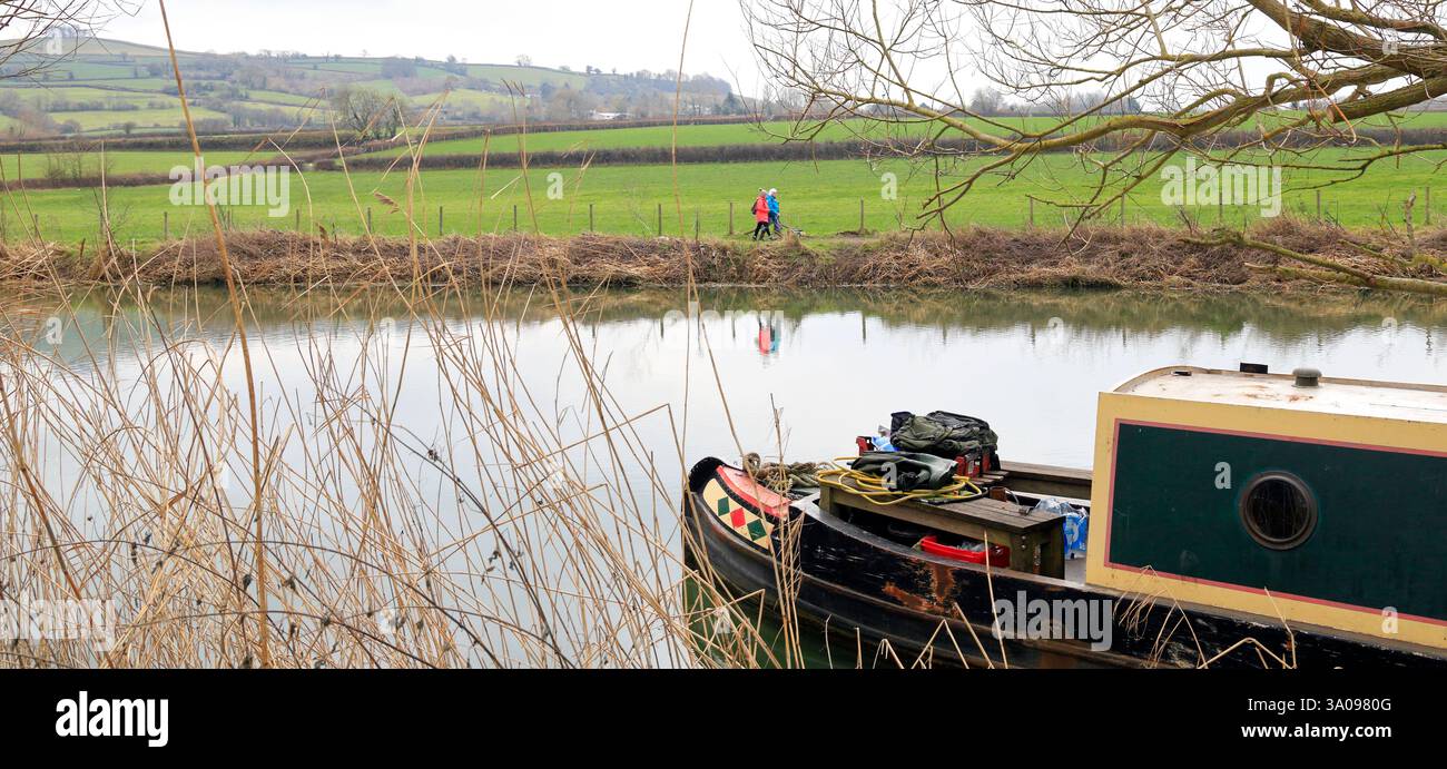 Zwei Frauen, die am Ufer des Flusses Avon im Dorf Saltford entlang des Schleppweges laufen. Vom Januar 2025. Winter. Stockfoto
