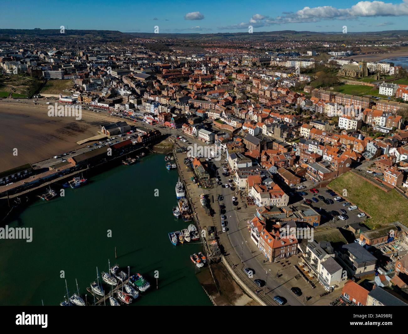 Bei Ebbe aus der Vogelperspektive der Küstenstadt Scarborough an der Küste von North Yorkshire in England. Stockfoto Bei Ebbe aus der Vogelperspektive der Küstenstadt Scarborough an der Küste von North Yorkshire in England. Stockfoto