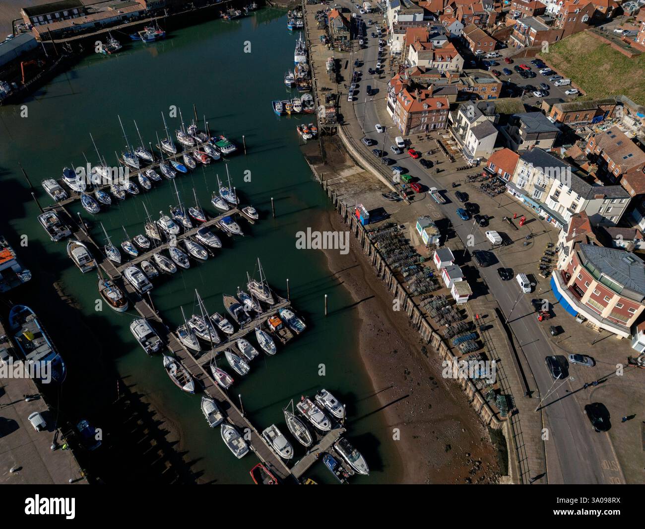 Yachten im Hafen in der Küstenstadt Scarborough an der Küste von North Yorkshire in England. Stockfoto