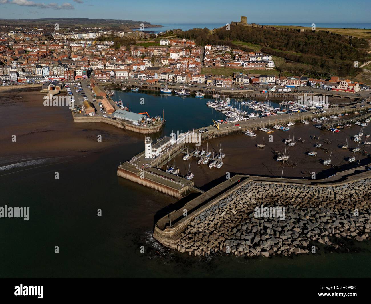 Yachten im Hafen in der Küstenstadt Scarborough an der Küste von North Yorkshire in England. Stockfoto Yachten im Hafen in der Küstenstadt Scarborough an der Küste von North Yorkshire in England. Stockfoto