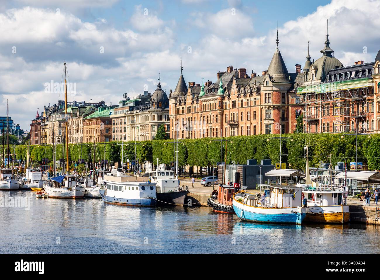 Strandvägen in Stockholm, Schweden, ist eine Allee mit repräsentativen Gebäuden wie dem Bünsow-Haus (Zentrum), einer von Bäumen gesäumten Promenade und einem Hafen. Stockfoto