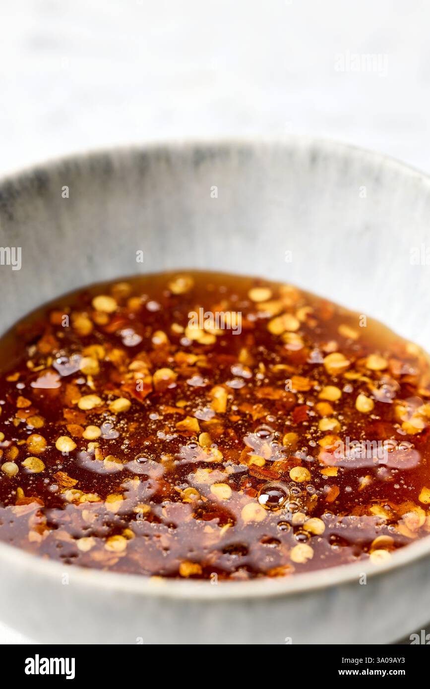Schüssel mit heißer Honigsoße aus der Nähe Stockfoto
