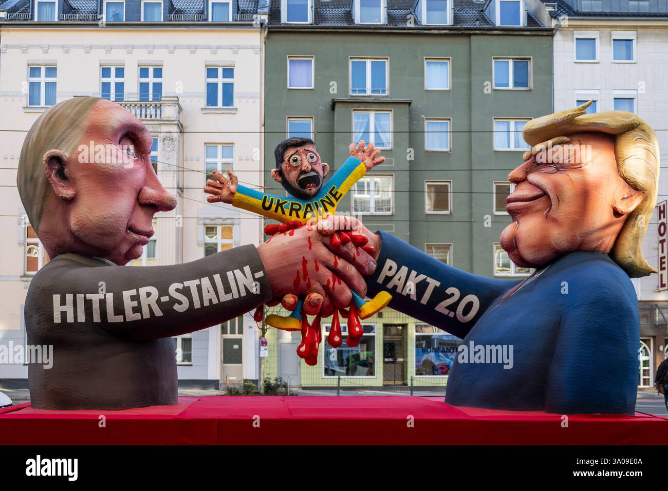 Düsseldorf, Deutschland. 3. März 2025. Der politische Karneval wurde von dem Designer Jacques Tilly geführt. Hitler-Stalin-Pakt 2,0. Putin und Trump quetschen Wolodymyr Zelenskyy aus. Foto: Vibrant Pictures/Alamy Live News Stockfoto
