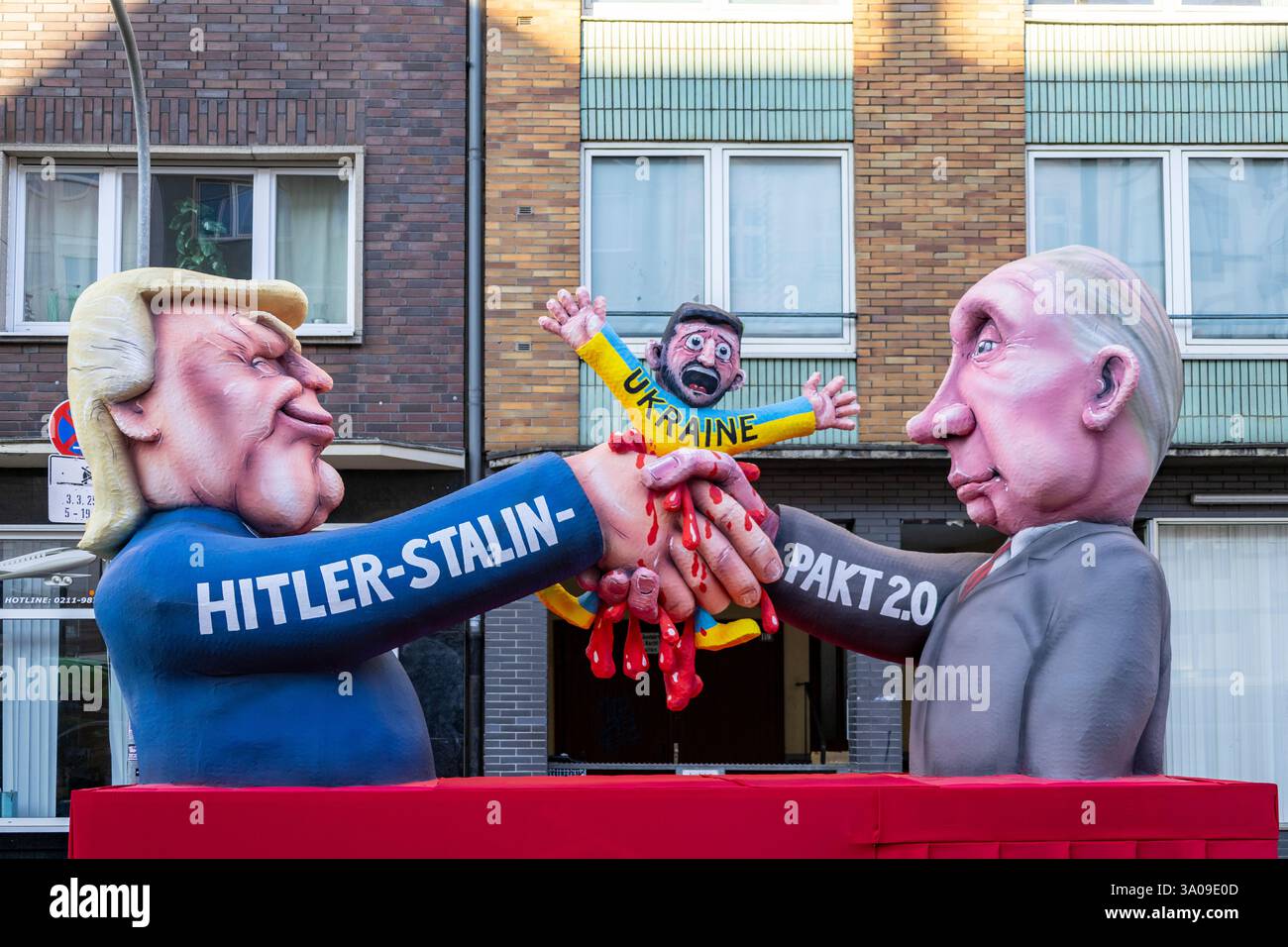 Düsseldorf, Deutschland. 3. März 2025. Der politische Karneval wurde von dem Designer Jacques Tilly geführt. Hitler-Stalin-Pakt 2,0. Putin und Trump quetschen Wolodymyr Zelenskyy aus. Foto: Vibrant Pictures/Alamy Live News Stockfoto