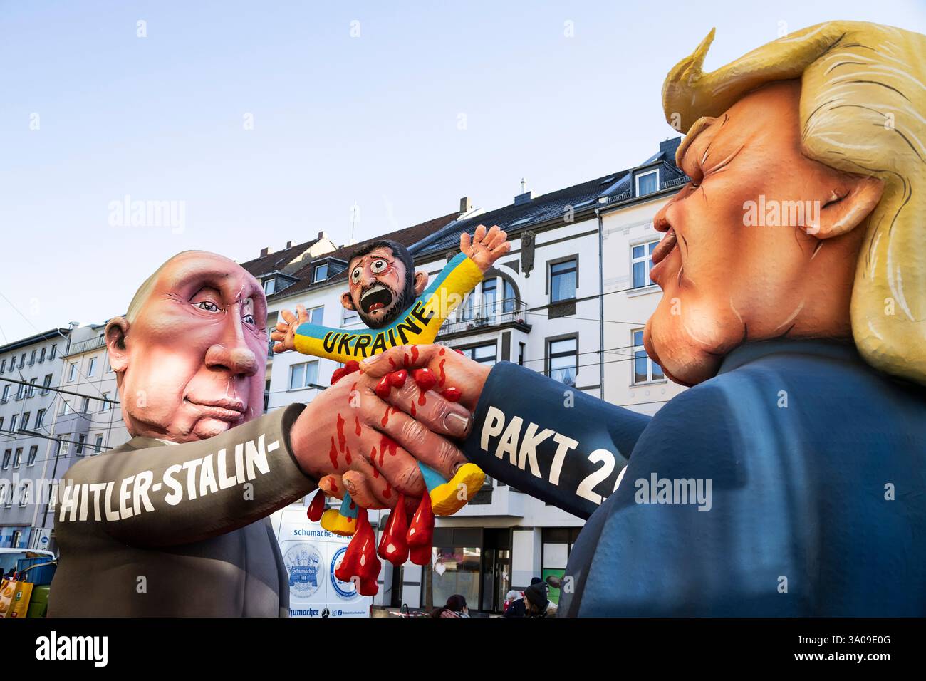 Düsseldorf, Deutschland. 3. März 2025. Der politische Karneval wurde von dem Designer Jacques Tilly geführt. Hitler-Stalin-Pakt 2,0. Putin und Trump quetschen Wolodymyr Zelenskyy aus. Foto: Vibrant Pictures/Alamy Live News Stockfoto