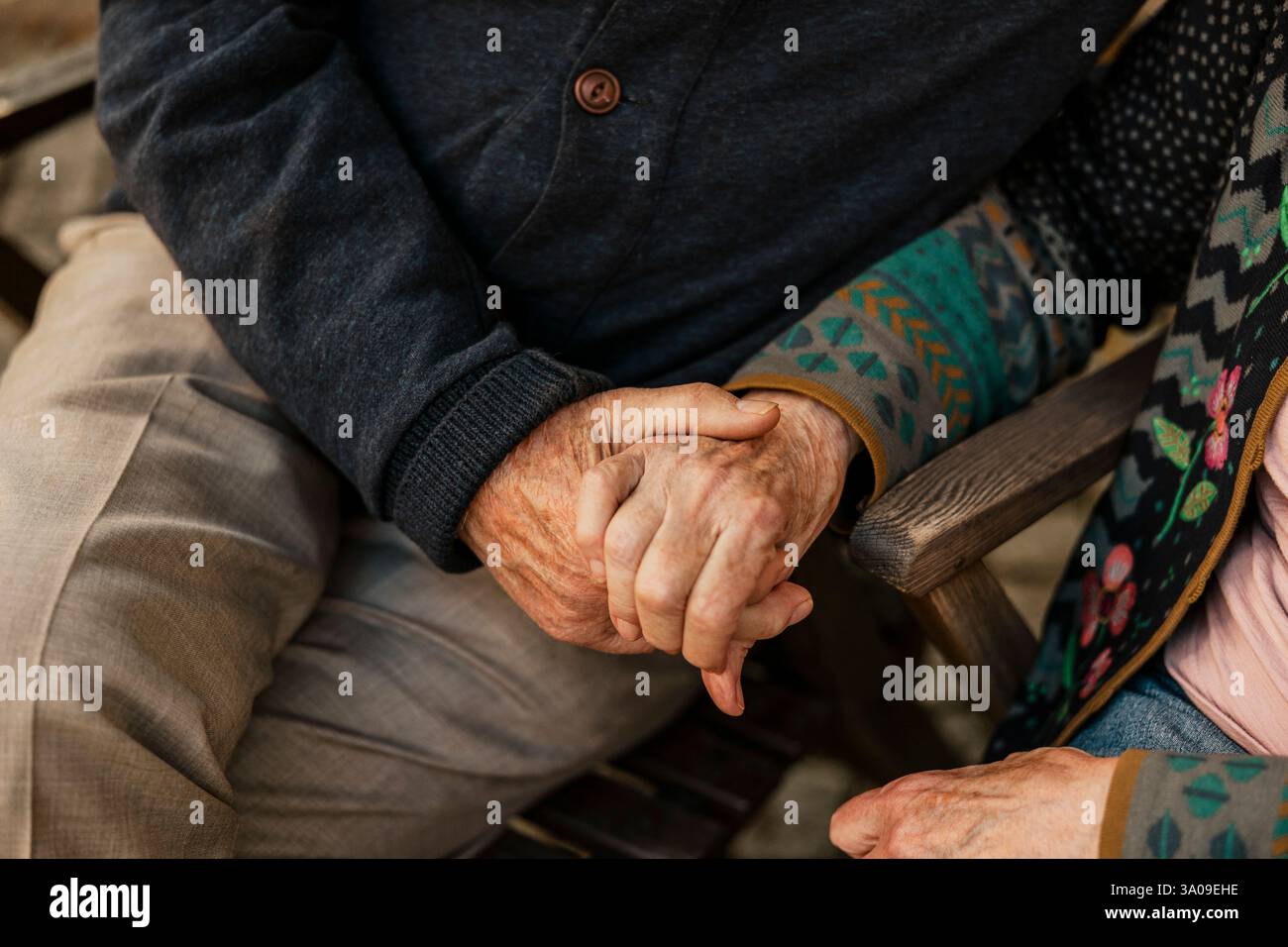 Hoher Winkel im Mittelteil eines Seniorenpaares, das sich die Hände hält Stockfoto