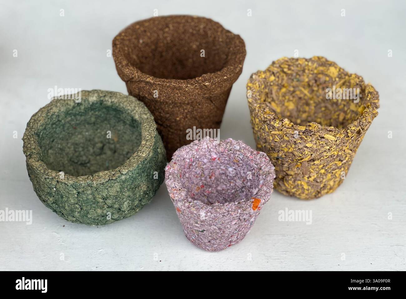 Nahaufnahme von umweltfreundlichen Pflanztöpfen, die aus erneuerbaren Materialien wie Kokosnuss-Kokos, Mate, Kaffeesatz oder recyceltem Holz hergestellt werden. Und Papier Stockfoto