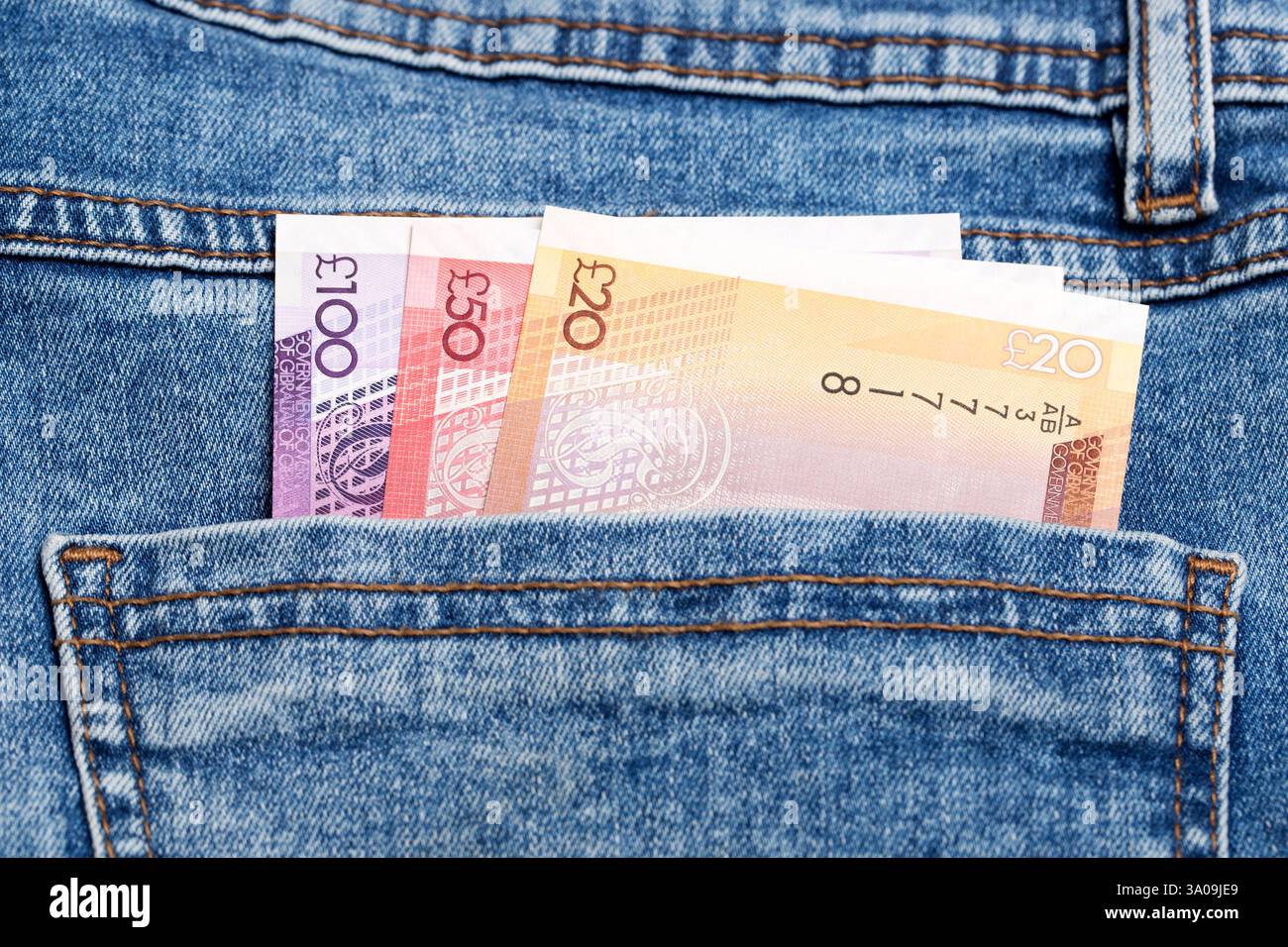 Gibraltar Geld - Pfund in der Tasche der blauen Jeans Stockfoto