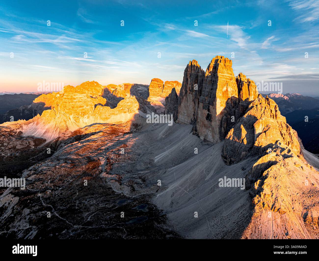 Aus der Vogelperspektive auf die drei Zinnen von Lavaredo bei Sonnenuntergang Stockfoto