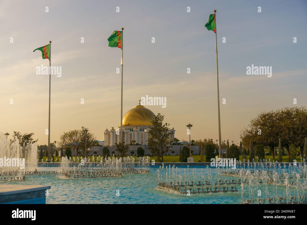 Ein Brunnen mit drei Fahnen im Hintergrund Stockfoto