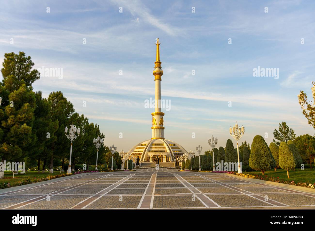 Ein großes weißes Gebäude mit einem hohen Turm in der Mitte Stockfoto