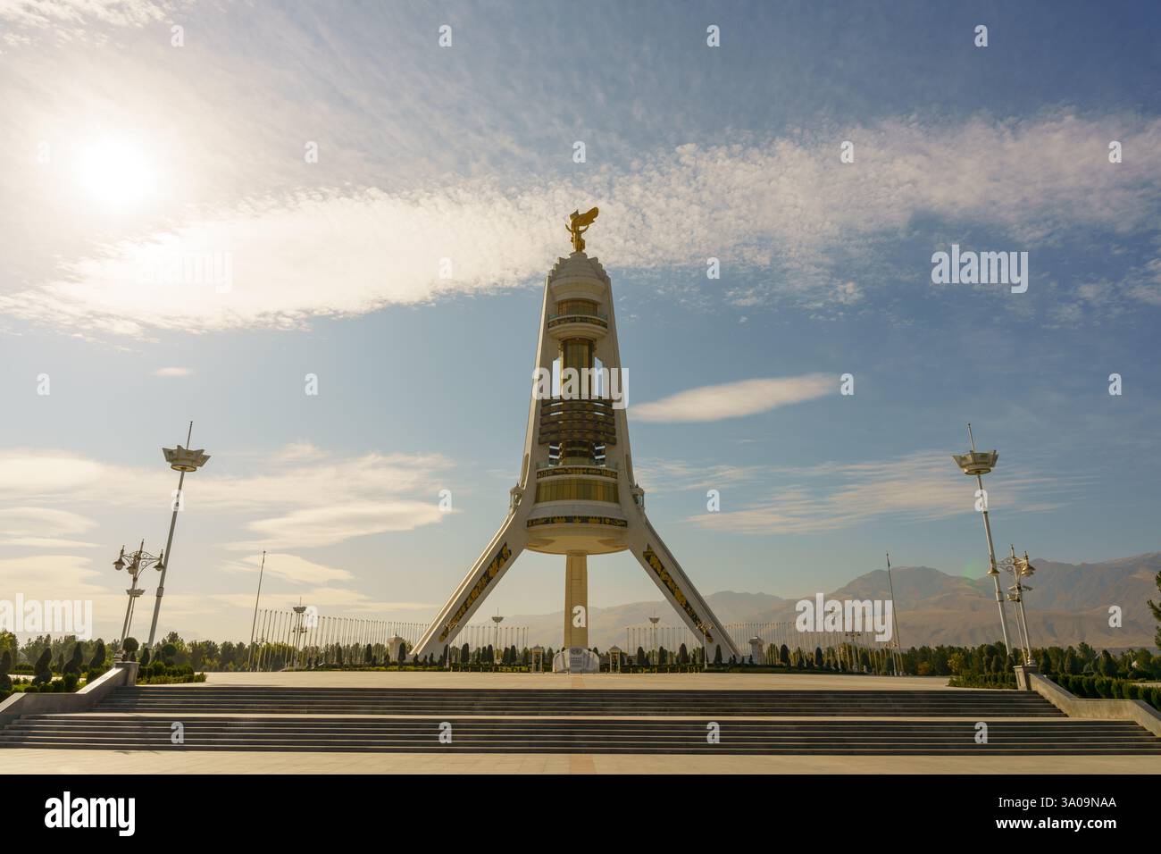 Ein großes weißes Gebäude mit einer goldenen Kuppel befindet sich vor einem blauen Himmel Stockfoto