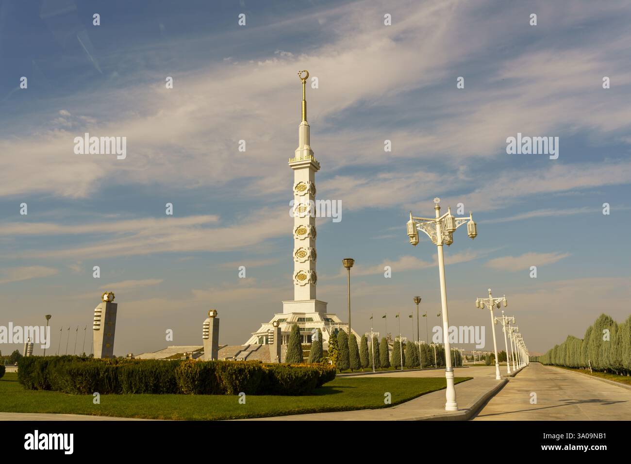 Ein großes weißes Gebäude mit einem hohen Turm mitten in einer Stadt Stockfoto