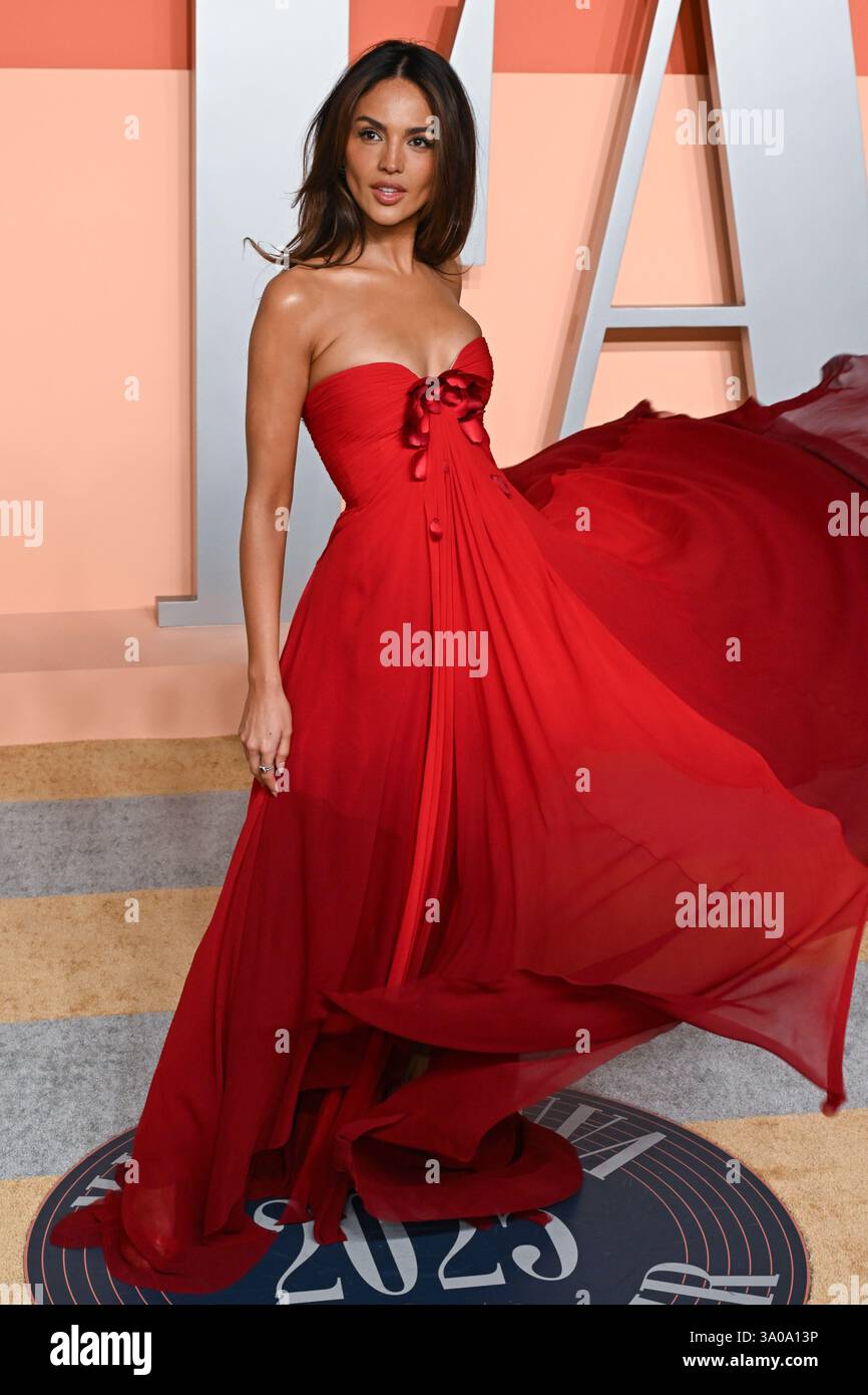 Los Angeles, USA. März 2025. Eiza Gonzalez kommt bei der Vanity Fair Oscar Party, Wallis Annenberg Center for the Performing Arts. Quelle: Doug Peters/EMPICS/Alamy Live News Stockfoto