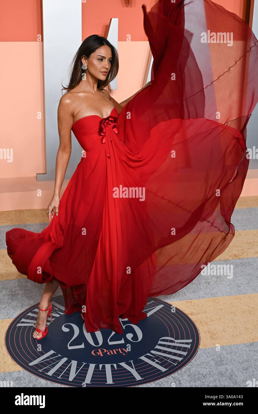 Los Angeles, USA. März 2025. Eiza Gonzalez kommt bei der Vanity Fair Oscar Party, Wallis Annenberg Center for the Performing Arts. Quelle: Doug Peters/EMPICS/Alamy Live News Stockfoto