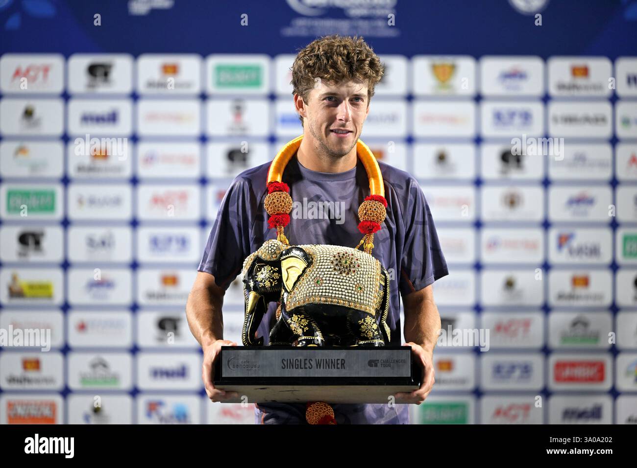 Bengaluru, Indien. März 2025. Der US-amerikanische Tennisspieler Brandon Holt sicherte sich seinen zweiten ATP Challenger-Einzeltitel der Saison mit einem überzeugenden 6:3-Sieg 6-3 über den japanischen Shintaro Mochizuki im Finale im ATP Challenger-Finale am Sonntag in Bengaluru, Indien. Stockfoto