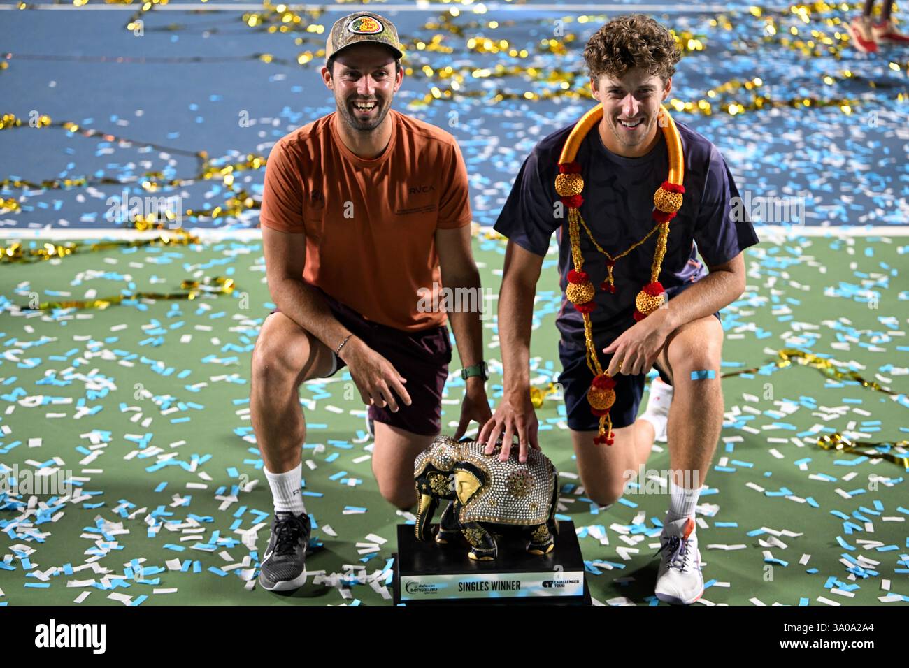 Bengaluru, Indien. März 2025. Der US-amerikanische Tennisspieler Brandon Holt sicherte sich seinen zweiten ATP Challenger-Einzeltitel der Saison mit einem überzeugenden 6:3-Sieg 6-3 über den japanischen Shintaro Mochizuki im Finale im ATP Challenger-Finale am Sonntag in Bengaluru, Indien. Stockfoto